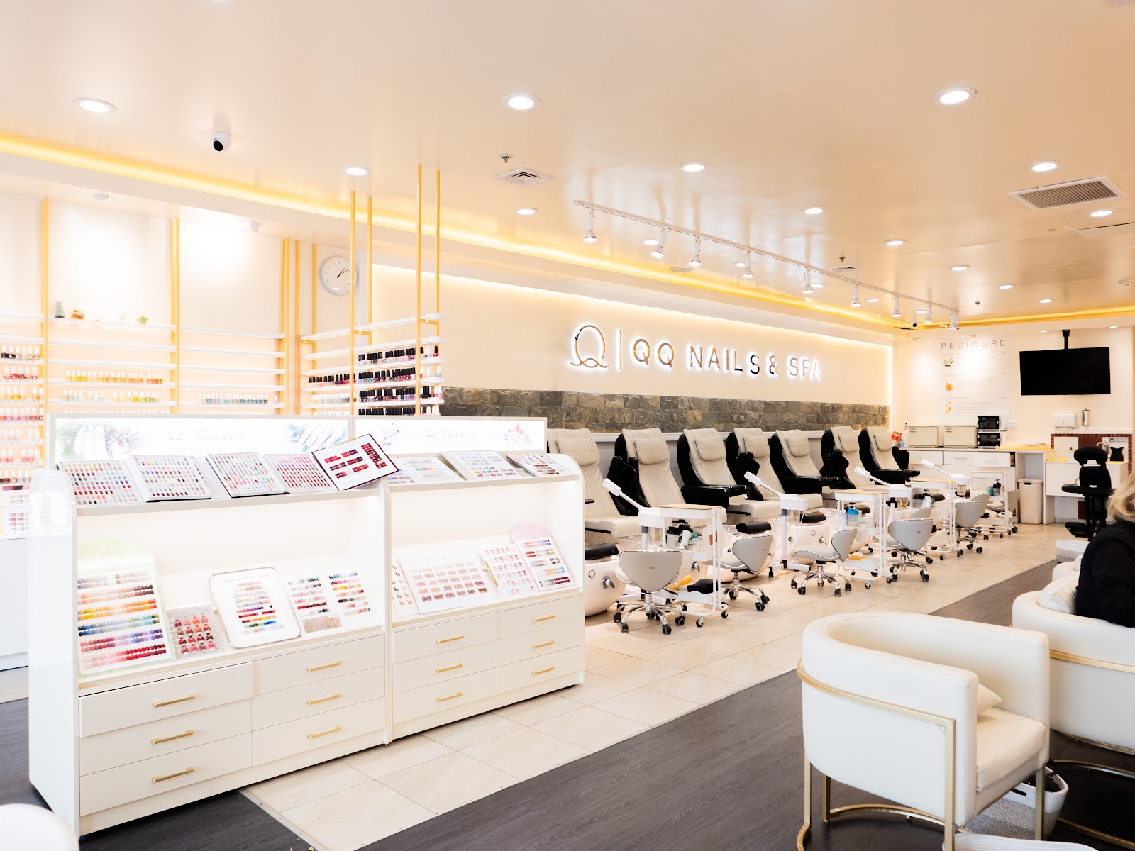 QQ Nails & Spa logo